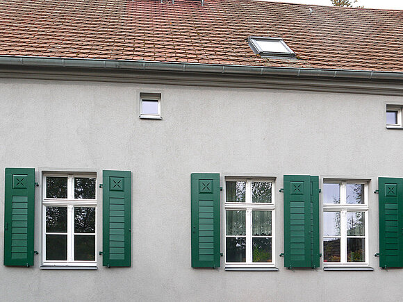 Hausfront mit neuen Fensterläden