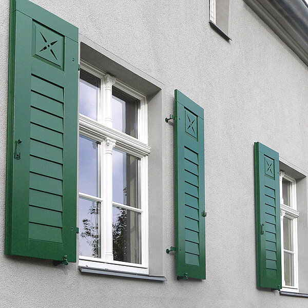 Moosgrüne Fensterläden