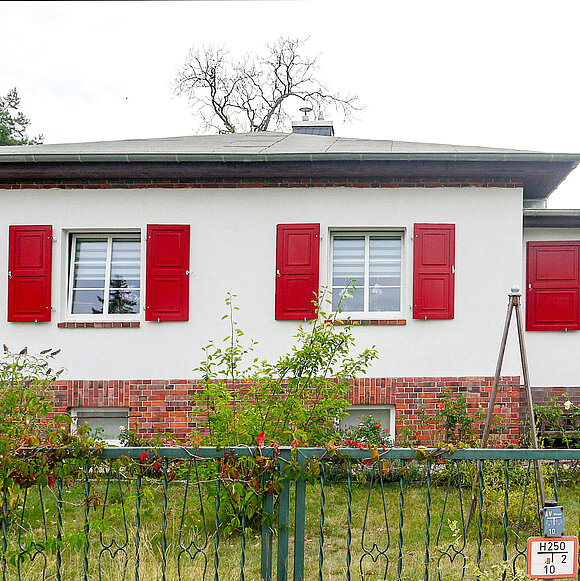 Rote Kassetten-Fensterläden